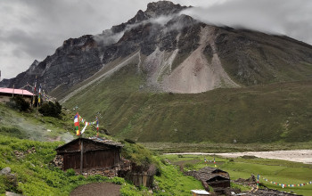 चाँदी जस्तै टल्किने हिमालकाे बीचमा सञ्चार अभावले पिरोलिएको याङ्मा